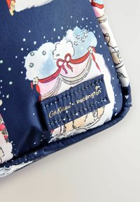 Mornarska tkaninska torbica z igrivimi ilustracijami, teksturirano površino in znamčno oznako z napisom "Cath Kidston Paddington" v zlatem tisku.