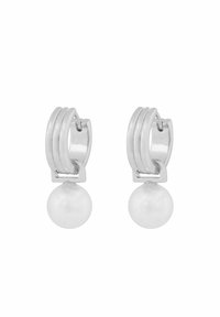 Silverfärgade hoopsmedaljonger med tre spår och en vit pärla hängande från varje, som visar en slät yta och polerad finish.