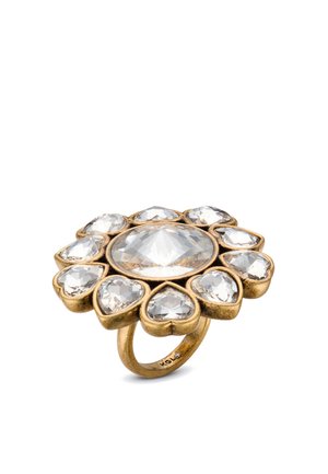 Bague en or avec une grande pierre centrale claire entourée de dix petites pierres claires en forme de cœur disposées en forme de fleur.