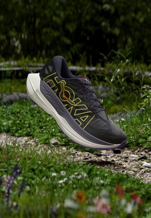 HOKA, ROCKET X TRAIL - Обувки за бягане по пресечен терен - squid ink/neon