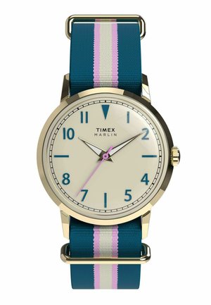Okrągły złoty zegarek Timex Marlin z białą tarczą, niebieskimi cyframi, różową wskazówką sekundową oraz paskiem z materiału w niebieskie, białe i różowe paski.