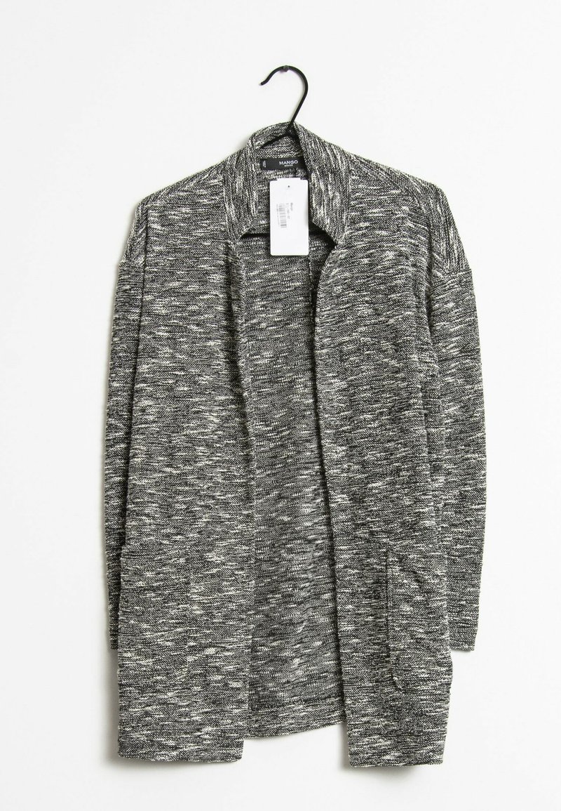 Šedý texturovaný kardigan s otevřeným předním designem, charakterizovaný velkým límcem a dvěma bočními kapsami, visící na černém háčku.