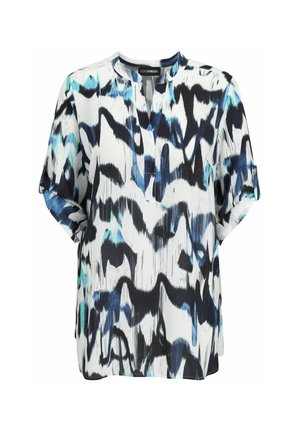 Weiße Bluse mit abstrakten schwarzen, blauen und türkisfarbenen Pinselstrichmustern, mit hochgekrempelten Ärmeln und rundem Ausschnitt mit einem Schlitz vorne.