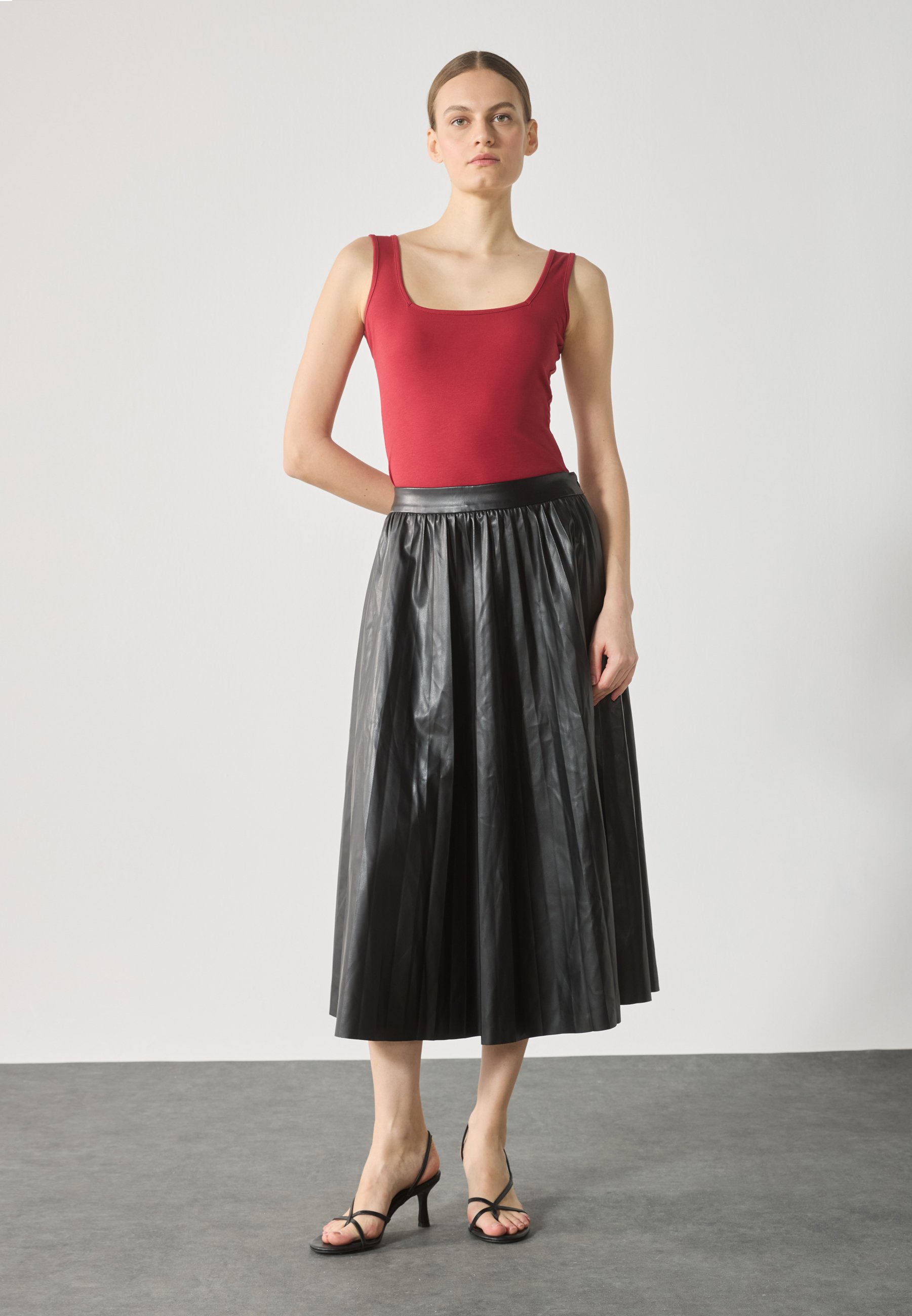 売れ筋商品|||アンナ フィールド Tシャツ レディース トップス Top - rio red ジュリアブティック JULIA BOUTIQUE ギャザーオフショルダー