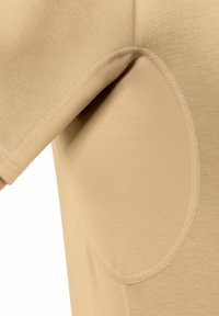 Beige shirt met korte mouwen, met een gladde textuur en ronde naaddetails. De stof lijkt rekbaar en is ontworpen voor comfort.