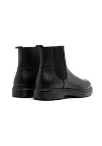 Botine negre din piele cu panouri laterale elastice și un superior texturat. Dispune de o talpă robustă din cauciuc cu un model de zimți pentru aderență.