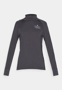 Sötétszürke hosszú ujjú póló magas nyakkal, oldalsó hasítékokkal és kontrasztos belső gallérral. A mellkason nyomtatott szöveget és rugalmas anyagot tartalmaz.