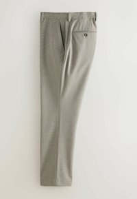 Pantalon habillé beige pour homme avec une poche arrière boutonnée, des passants pour ceinture et des poches latérales, posé à plat sur une surface claire.