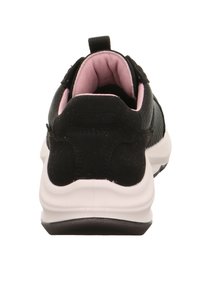 Scarpa sportiva nera con una tomaia in mesh testurizzato, fodera rosa, tallone imbottito e un sottopiede bianco. Presenta un cappio per facilitare l'indossamento.