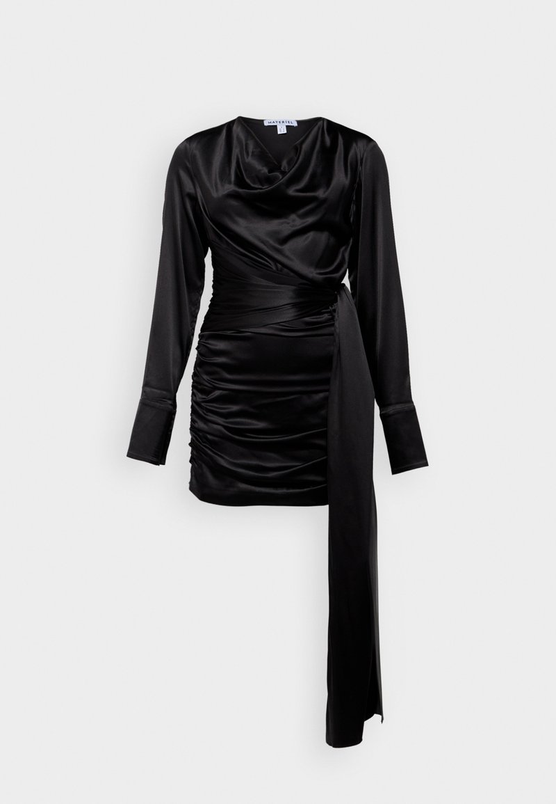 Vestido de satén negro con mangas largas, escote drapeado, detalles fruncidos y cintura anudada. Textura suave con un ajuste elegante que resalta las curvas.