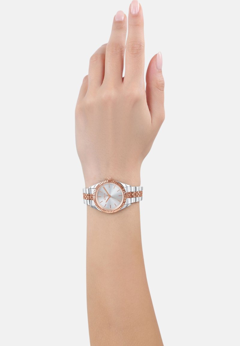 Silberner und roségoldener Armbanduhr mit rundem Ziffernblatt, Metallarmband mit wechselnden Gliedern und minimalistischen Stundenmarkierungen.