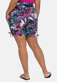 Blomstrede shorts med en mørk baggrund og mønstre af pink, lilla og grønne blade, elastisk talje og justerbare snore i kanten.