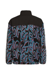 Veste en polaire avec un haut noir et des motifs abstraits colorés en bleu et rose sur la partie inférieure, ainsi qu'un col montant.