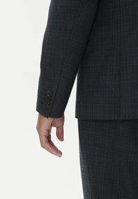 Ciemnoszary żakiet w subtelną kratę, z czterema brązowymi guzikami na mankietach, dopasowany krój i gładka tekstura.