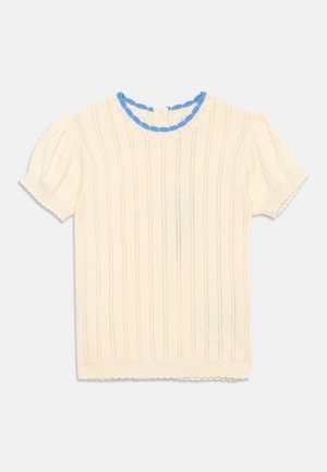 Kremfarvet kortærmet strikketop med lodrette hulmønstrede striber, puffede ærmer, bølget kanter og en blå flæset kant ved halsudskæringen.