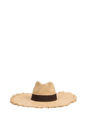 Słomkowy kapelusz z szerokim rondem, postrzępionymi krawędziami i ciemnobrązową opaską okalającą plecioną koronę, na jednolitym białym tle.