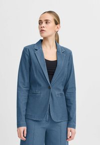 Denimblazer i ljusblått med skräddarsydd passform, featuring en knappstängning, snibbar och två framfickor.