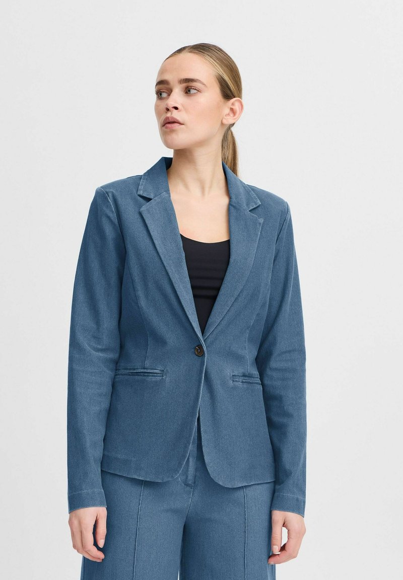 Denimblazer i ljusblått med skräddarsydd passform, featuring en knappstängning, snibbar och två framfickor.