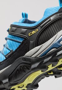 Wodoodporne buty outdoorowe z niebieską i czarną siateczką, szarymi akcentami oraz teksturowaną gumową podeszwą z żółtymi i czarnymi bieżnikami.