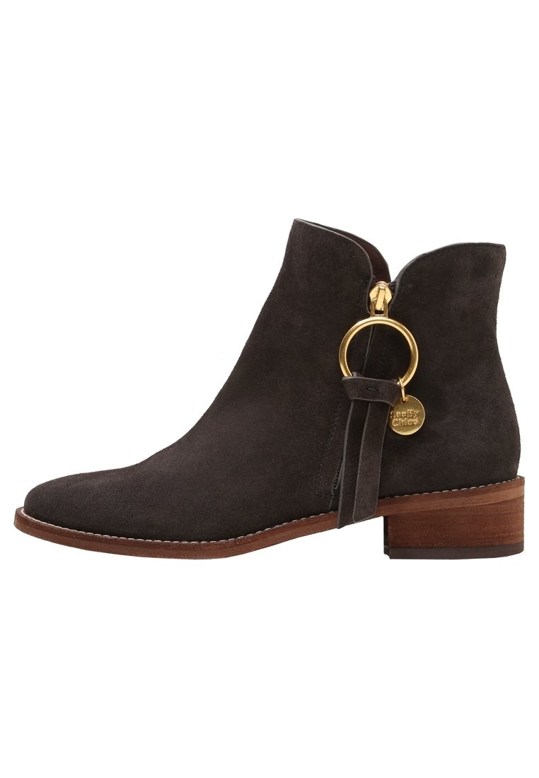 ショートブーツ・ブーティ SEE BY CHLOE Woman Flat ankle boots Black SB33082A 12280 See By Chloé ウィメンズ ブーツ | SSENSE 日本