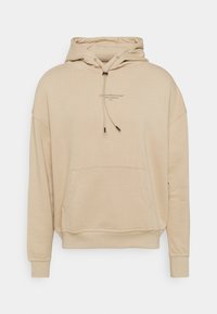 Sudadera beige con capucha hecha de tela suave, con un bolsillo frontal, capucha con cordón y logotipo impreso en un color contrastante.