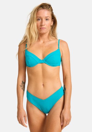Zestaw turkusowego bikini z miękkim biustonoszem na regulowanych ramiączkach oraz niskimi majtkami, oba wykonane z gładkiego, elastycznego materiału.