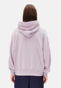 Helllila, übergroßer Hoodie mit Kordelzugkapuze, lässigem Schnitt, langen Ärmeln und gerippten Bündchen, aus weichem, glattem Stoff gefertigt.