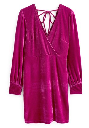 Robe longue en velours fuchsia à manches longues avec col en V, poignets froncés et détail noué dans le dos, longueur genou et silhouette ajustée.