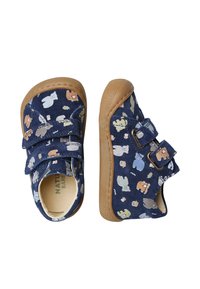 Scarpe di tessuto blu con motivi animali, due cinturini in velcro e suole in gomma marrone. Progettate per comfort e flessibilità.
