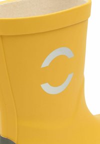 Botte en caoutchouc jaune avec une finition lisse, un logo circulaire blanc et une doublure intérieure texturée. La semelle est grise.
