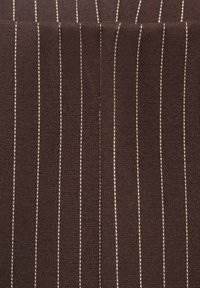 Tissu marron foncé avec de fines rayures verticales blanches régulièrement espacées et une couture centrale courant au milieu.