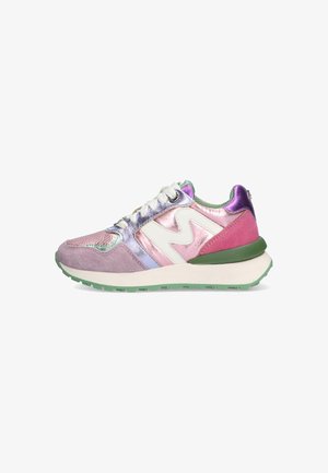 Roze en paarse sportzij schoenen met een suède en metalen afwerking, witte accenten, groene rubberen zool en meerkleurige designdetails.