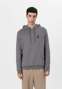 Moletom cinza com bolso frontal, cordões prateados e um pequeno emblema. Feito de um tecido macio com uma textura suave.