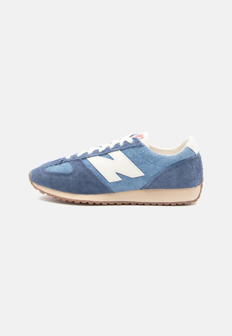 Blaue Wildledersneaker mit weißen Akzenten, runder Zehenpartie, strukturiertem Obermaterial und Gummisohle. Klassisches Design mit kontrastierenden Farben.