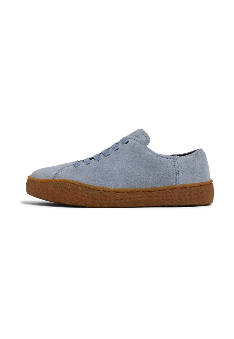 Scarpe in suede azzurro chiaro con punta arrotondata, design a lacci piatti e suola in gomma marrone spessa e texturizzata. Nessun motivo o accentuazione distinti.
