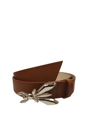 Cintura in pelle marrone testurizzata arrotolata con una fibbia metallica argento a forma di insetto astratto o ape.