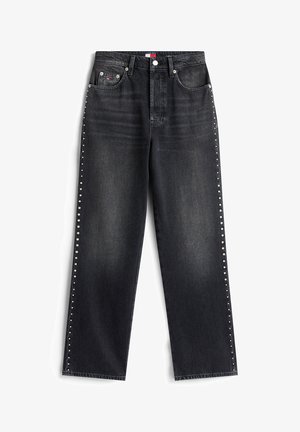 Jean en denim noir avec une coupe relaxée, présentant des clous argentés le long des coutures latérales et un design classique à cinq poches.