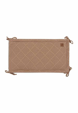 Coussin en tricot marron avec un motif en losanges, doté de liens à chaque extrémité et d'une petite étiquette de logo. Tissu texturé avec une apparence douce.