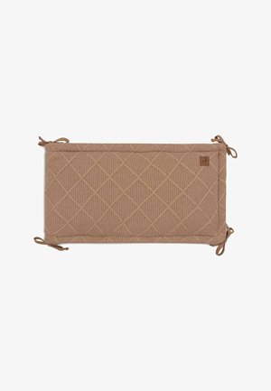 Coussin en tricot marron avec un motif en losanges, doté de liens à chaque extrémité et d'une petite étiquette de logo. Tissu texturé avec une apparence douce.