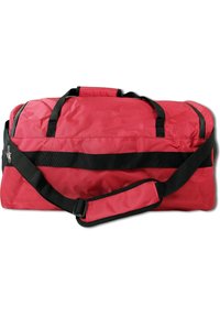 Sac de sport rouge en tissu durable avec des accents noirs, doté de deux poignées et d'une bandoulière réglable pour un transport polyvalent.