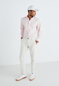 Jack & Jones JPSTMARCO JJFURY ANA - Chino-püksid - bright white