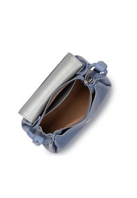 Borsa a mano in pelle blu con una patta metallica argentata. Presenta una chiusura con zip, una superficie morbida e un ampio interno con fodera marrone.