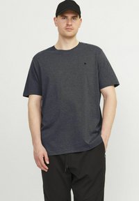 Donkergrijze t-shirt met korte mouwen in een relaxte pasvorm, gemaakt van zachte katoenmix stof. Bevat een subtiele logo op de borst en een rechte zoom.