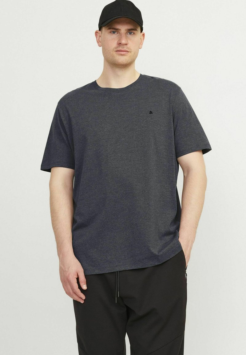 Donkergrijze t-shirt met korte mouwen in een relaxte pasvorm, gemaakt van zachte katoenmix stof. Bevat een subtiele logo op de borst en een rechte zoom.