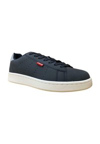Zapatillas de lona azul marino con suela de goma, que presentan un acabado texturizado, diseño perforado y el logo rojo de Levi's en el lateral.