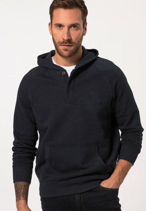 Marineblauwe hoodie met een relaxte pasvorm, voorzien van een voorzak, een pullover ontwerp en een klein logo op de borst. Zachte textuur.