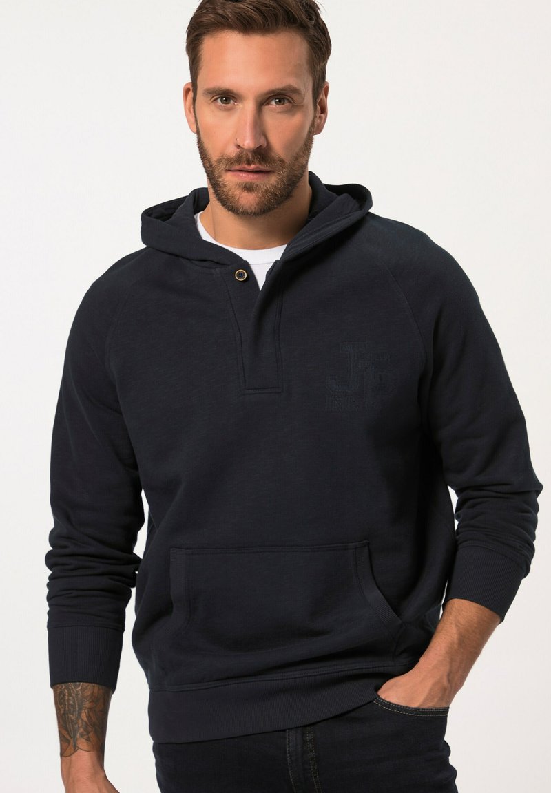 Marineblauwe hoodie met een relaxte pasvorm, voorzien van een voorzak, een pullover ontwerp en een klein logo op de borst. Zachte textuur.