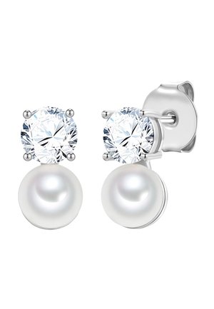 Silberne Ohrstecker mit einem runden klaren Edelstein über einer glatten weißen Perle, vor weißem Hintergrund dargestellt.