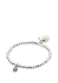 Bracelet à perles argentées avec un charme en perle lisse et ronde ainsi qu'une petite plaque marquée "UNO de 50." Présente un design de fermoir simple.