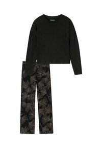 Maglietta nera a maniche lunghe con spalle arricciate abbinata a pantaloni neri con un motivo floreale a contrasto in beige. Materiale in morbido cotone misto.
